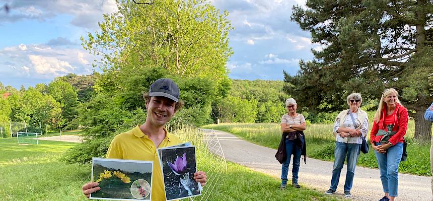 Biologe Felix mit Folien von Frühlings-Adonis und Kuhschelle