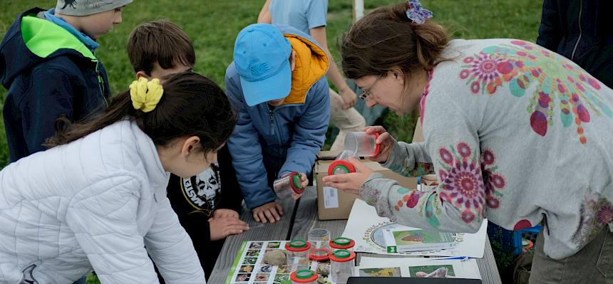 Kinder mit vielen Bildungsmaterialien