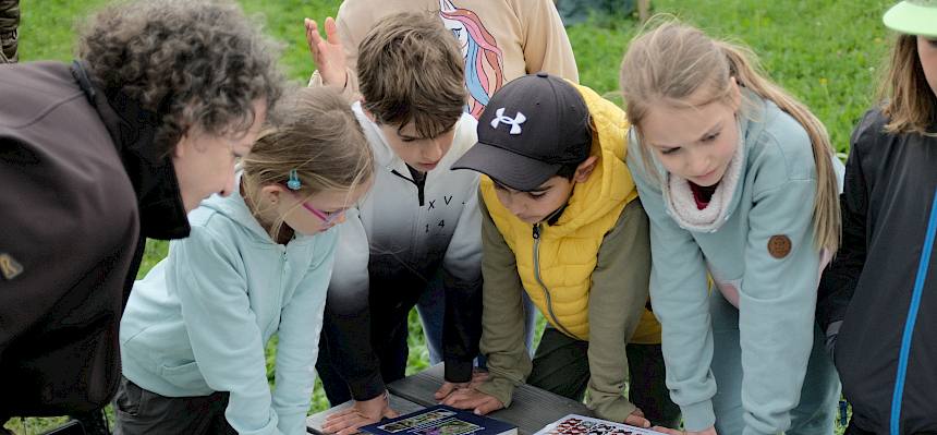 Kinder mit vielen Bildungsmaterialien