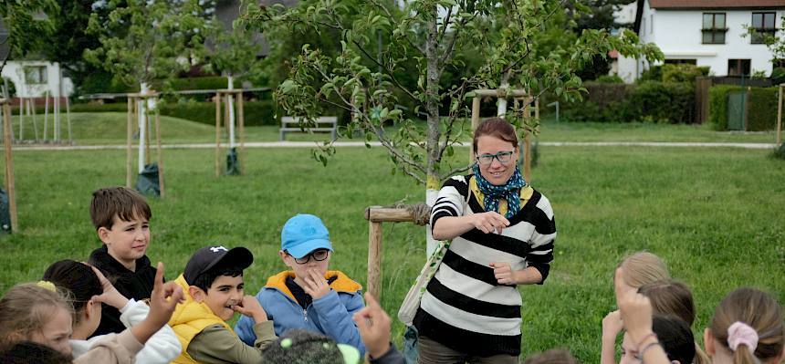 Kinder mit Naturbildungs Materialien