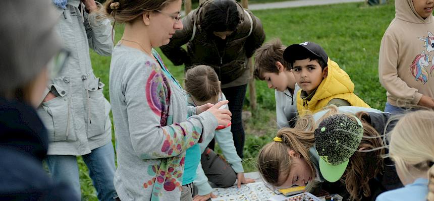 Kinder mit Schmetterlingsexpertin