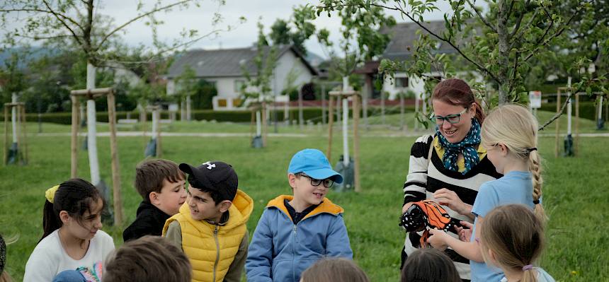 Kinder mit Naturbildungs Materialien