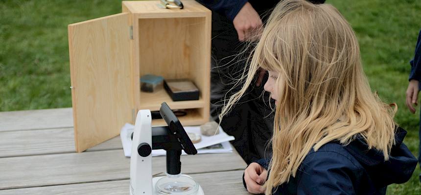 Kinder forschen mit Binokular