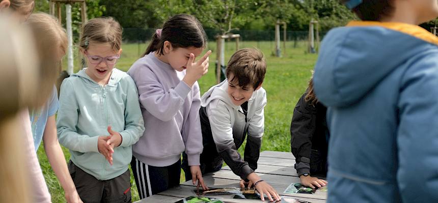 Kinder mit Naturbildungs Materialien