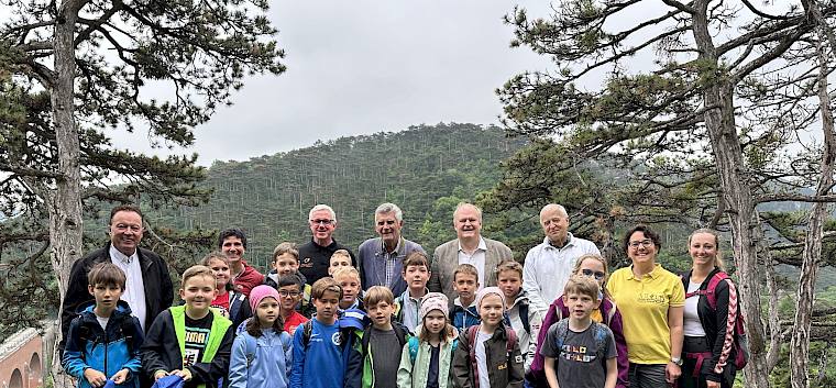 Hannes Weninger (Obmann Stv. Naturpark FB), Jasmine Bachmann (GF Verein Naturpark NÖ), Andreas Weiß (Dir. Biosphärenpark Wienerwald), Prof. Friedrich Rihs (Gründungsobmann Naturpark FB), Markus Wildeis (GF Naturpark FB), Konrad Brunnhofer (GF Naturpark FB) mit der 2b der VS Guntramsdorf 1 © LPV/E. Weisz-Emesz Gruppenfoto, Naturpark Föhrenberge
