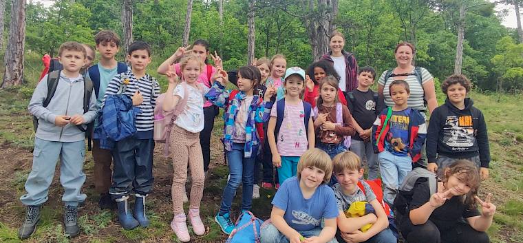 Die Schüler:innen der 2b der VS Pfarrplatz erforschten heute die wertvollen Trockenrasen im Kurpark. © LPV/R. Roth Gruppenfoto