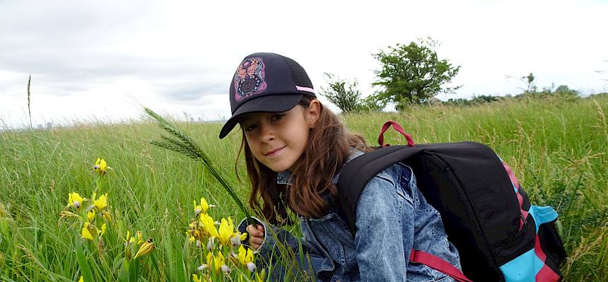 Schülerin mit Bunt-Schwertlilie