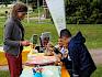 Praktikantin Luna begeistert die Kinder beim Familienfest in Leobersdorf für die Natur vor ihrer Haustür. © LPV/V. Zechner Praktikantin Luna begeistert Kinder für den LPV