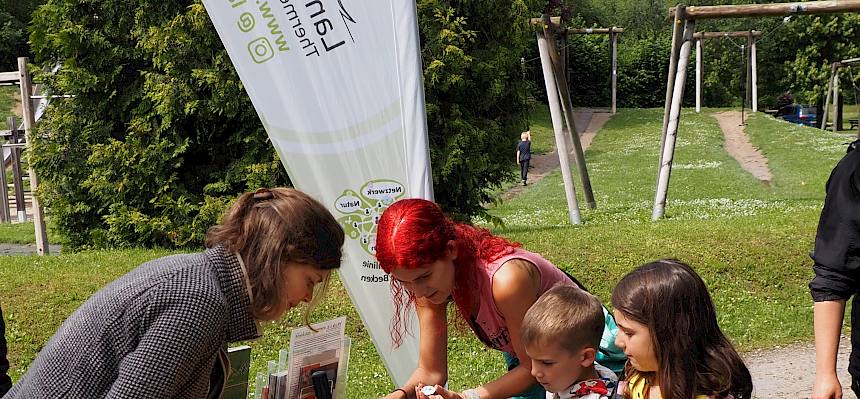 Kinder kreieren Ansteck-Buttons