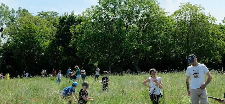 Kinder und Eltern im Freizeitpark in Brunn