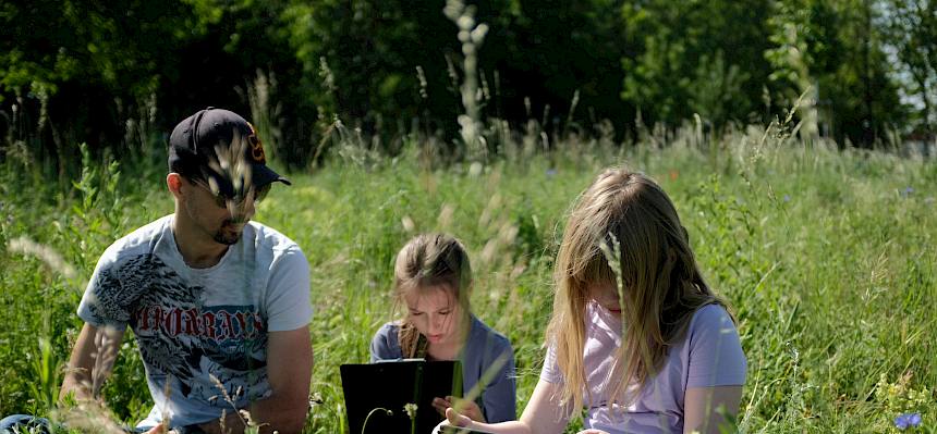 Volksschulkinder erforschen Natur mit Tablet