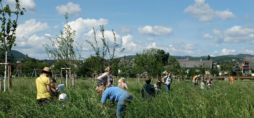 Kinder und Eltern im Freizeitpark in Brunn