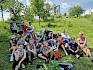 Die 3a der Volksschule Enzesfeld-Lindabrunn erforschte heute den Trockenrasen. © LPV/B. Sabek Gruppenfoto