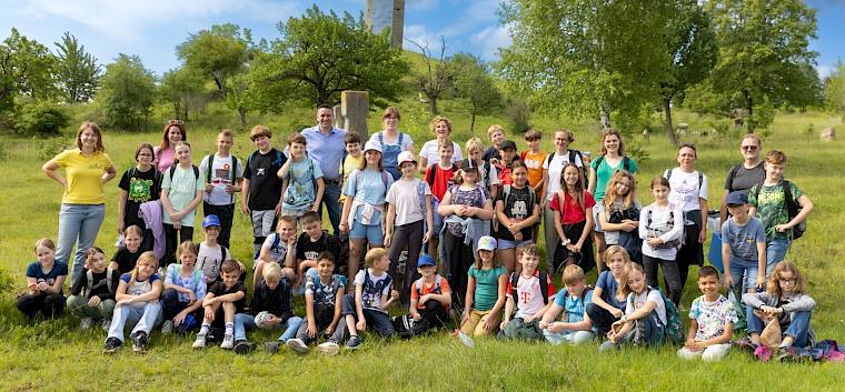 Die 4a und die 4b der Volksschule Enzesfeld-Lindabrunn bekamen während der Exkursion zum Trockenrasen Besuch von Bürgermeister Stefan Rabl und Gemeinderätin Elisabeth Zottl-Paulischin. © Manfred Digruber Gruppenfoto mit Bürgermeister und Gemeinderätin