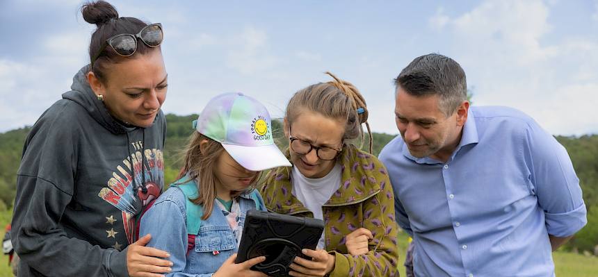 Menschen schauen in Tablet