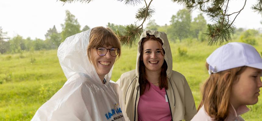 Menschen mit Regenjacken