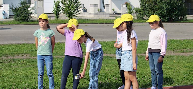 Ausgerüstet mit Temperatur-Messgeräten konnte der kühlende Effekt von grünen Elementen hautnah erlebt werden. © LPV/F. Hohn Schüler:innen messen Temperatur