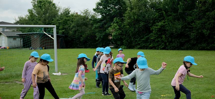 Schüler:innen beim Laufspiel