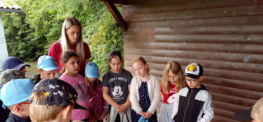 Schüler:innen bei der Station &quot;Interaktives Magnetpuzzle&quot;