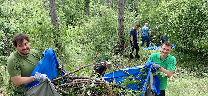 Volunteers tragen Plane mit Schnittgut