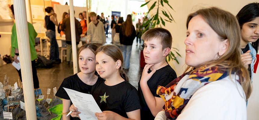 Kinder bei Rätselralley