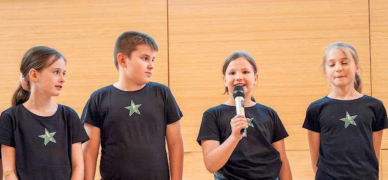Im Rahmen der Science Fair durften die Schüler:innen der 2a, 3a und 4a der Volksschule Wienerstraße ihr gewonnenes Wissen und ihre Forschungsergebnisse präsentieren! © Zsolt Marton Schülerinnen mit Mikrofon