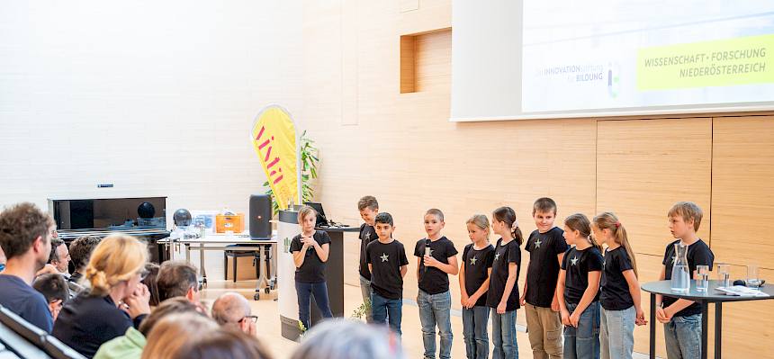 Kinder mit Mikrofon