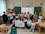 Die 4a der Volksschule Enzesfeld-Lindabrunn hatte heute viel Spaß beim Gestalten von Plakaten und Steckbriefen. © LPV/S. Girsch Gruppenfoto mit Kunstwerken