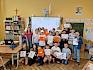 Die Schüler:innen der 4b gaben ihr Wissen über die Tiere und Pflanzen am Trockenrasen kreativ weiter. © LPV/B. Sabek Gruppenfoto mit Kunstwerken