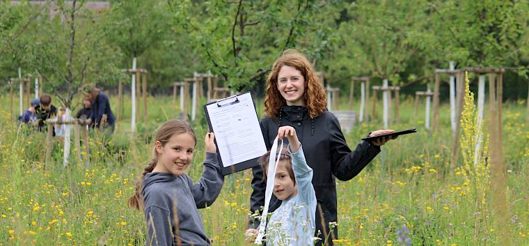 Nachdem sie bereits Ende April und Mai mit den Forschungsarbeiten begonnen haben, gingen die botanischen Erhebungen auf den Wiesen im Freizeitpark in Brunn für die Schüler:innen der 2a und 3a der Volksschule Wienerstraße heute in die nächste Runde. © LPV/F. Hohn Kinder erheben Pflanzen