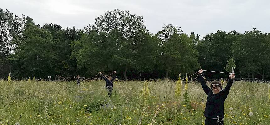 Naturpädagoginnen bereiten Fläche vor