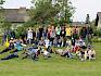 Heute erforschten die jungen Wissenschaftler:innen der 2a und 3a der Volksschule Wienerstraße im Rahmen des Wettbewerbes „Wissenschaft trifft Schule“ die Naturwiesen im Freizeitpark in Brunn. © LPV/F. Hohn Gruppenfoto