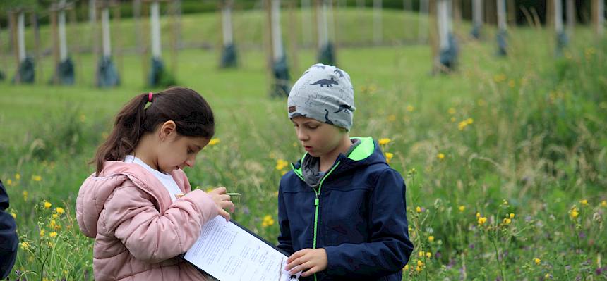 Kinder mit Erhebungsbögen