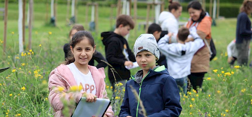 Kinder mit Erhebungsbögen