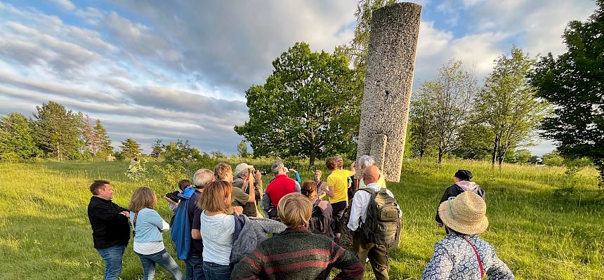 Naturliebhaber:innen vor Stein-Kunstwerken