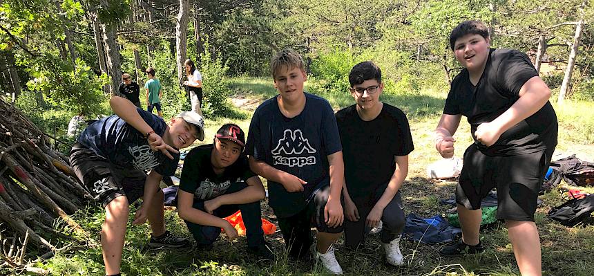 Schüler:innen mit Natur-Mandala