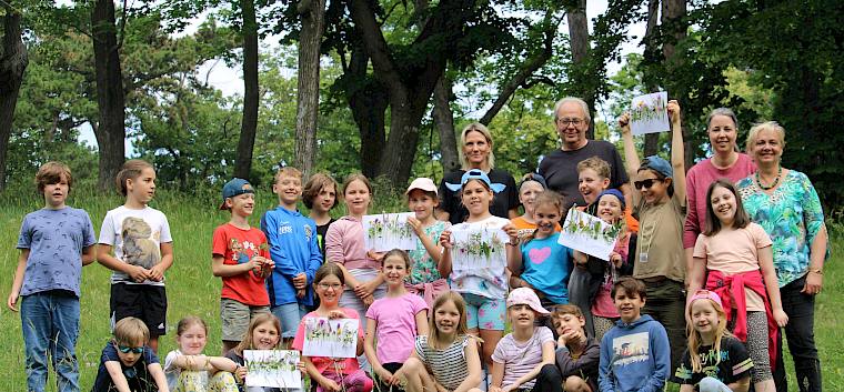 Die Schüler:innen der 3a der VS Kneippgasse erforschen die Wiesenvielfalt im Begrischpark. Bürgermeisterin Andrea Kö, Vizebürgermeister Christian Apl und Umweltgemeinderätin Agnes Wühr überzeugten sich vom Erfolg des Programms. © LPV/F. Hohn Gruppenfoto