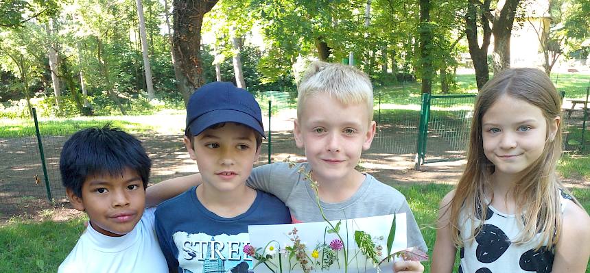 Schüler:innen mit ihrem Wiesen-Kunstwerk.