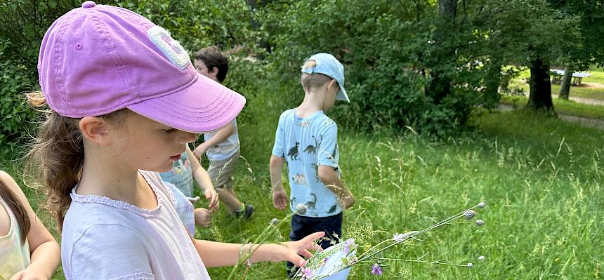 Schüler:innen erstellen Wiesen-Klebebild