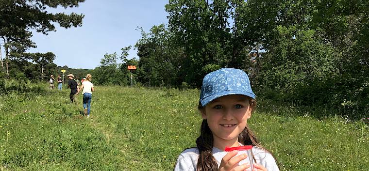 Bei bestem Wetter erkundeten die Schüler:innen der Volksschule Pfaffstätten die wertvollen Trockenrasen im Naturschutzgebiet Glaslauterriegel-Heferlberg-Fluxberg in ihrer Gemeinde. © LPV/N. Lintner Schulklasse in Natur