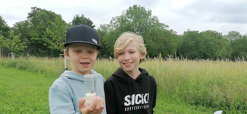 Kinder fangen Schmetterlinge im Freizeitpark