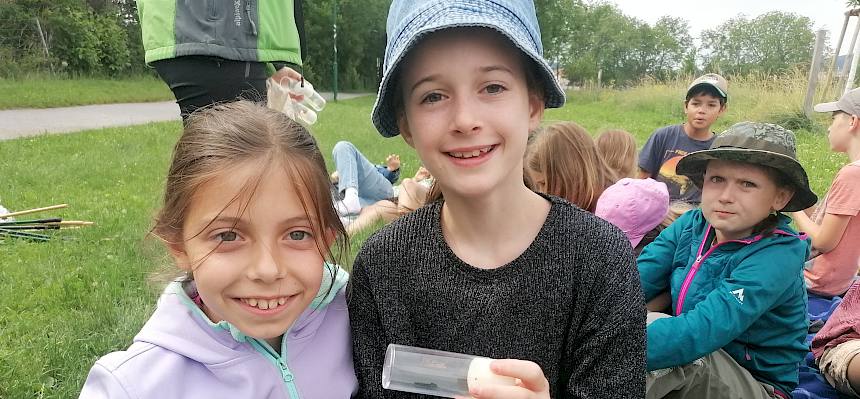 Kinder fangen Schmetterlinge im Freizeitpark