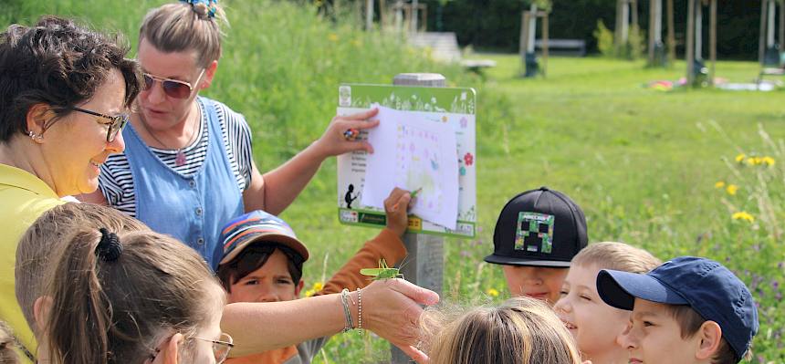 Kinder erforschen Blumen im Freizeitpark