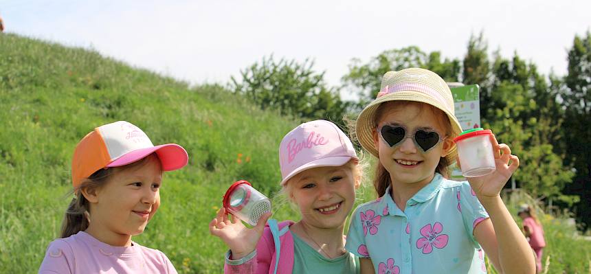 Kinder fangen Insekten