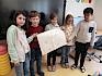 Die 3c beschäftigte sich mit den unterschiedlichen Blütenformen in Vergleichswiese und Einsaatwiese. © LPV/F. Hohn Schüler:innen mit selbst gestaltetem Plakat