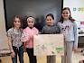 Nach der erfolgreichen Beantwortung der Forschungsfrage konnten die Kinder ihr Plakat kreativ gestalten. © LPV/F. Hohn Schüler:innen mit selbst gestaltetem Plakat