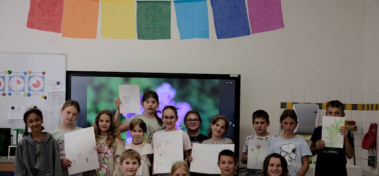 Die stolzen Jungwissenschaftler:innen der 4b mit ihren Werken. © LPV/J. Fischer Gruppenfoto