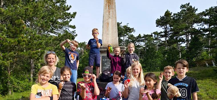 Die Schüler:innen der 3b der VS Bad Fischau-Brunn bei der Trockenrasenführung. © LPV/D. Lambropoulos Kinder auf Trockenrasen