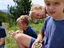 Die Kinder schnappten sich Becherlupen und begaben sich auf die Suche nach Tieren. © LPV/D. Lambropoulos Kinder auf Trockenrasen