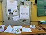 Sechs botanische Erhebungstage, zwei Schmetterlingstage, selbst gestaltete Pflanzenbestimmungsbücher, bunt gebastelte Wiesentagebücher, sechs Indoor-Workshops zu den Themen Botanik und zum Kennenlernen der internationalen Naturforschungsapp iNaturalist und sogar ein Ausflug ins ISTA Klosterneuburg.. © LPV/E. Weisz-Emesz Ausstellung beim Schulfest